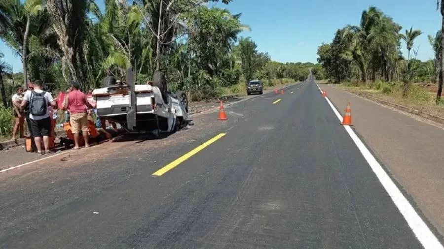 Caminhonete capota após tentar ultrapassar caminhão na BR 153, próximo a WanderlÃ¢ndia