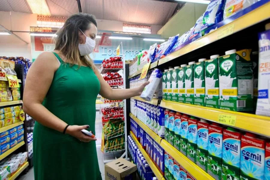 Por que o leite está tão caro? Entenda a alta do preço e se ainda vai subir