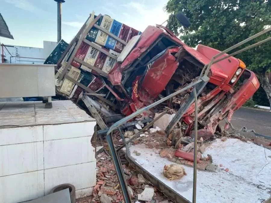 Caminhão com carga de frangos vivos tomba e derruba muro de empresa em Aragominas