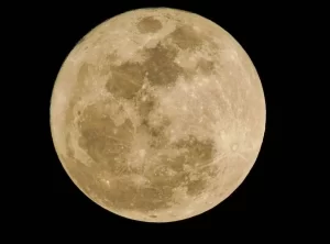 Terceira superlua do ano ilumina o céu; confira
