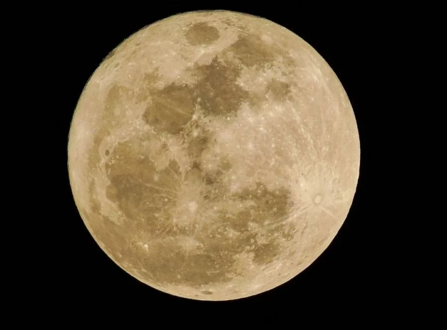 Terceira superlua do ano ilumina o céu; confira