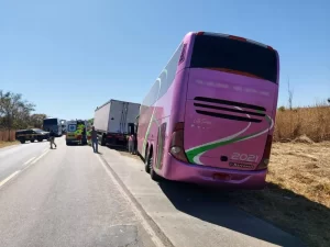 Ãnibus com passageiros bate na traseira de caminhão em Aliança do Tocantins