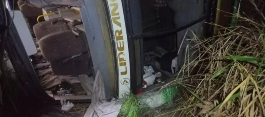 Ãnibus que seguia para GoiÃ¢nia tomba na BR-153 e deixa 15 feridos