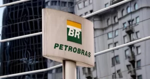 Petrobras anuncia redução do preço da gasolina pela primeira vez no ano; mudança passa a valer nesta quarta