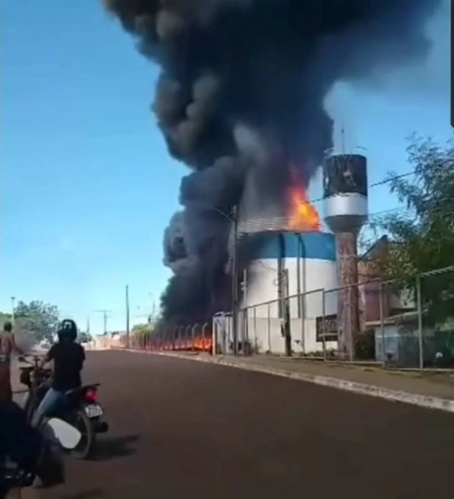 IncÃªndio atinge caixa d'água e tubulações de unidade de tratamento de água em Araguaína; Vídeo