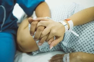 Após denúncias, DPE recomenda a Hospital de Porto Nacional que permita acompanhantes no parto