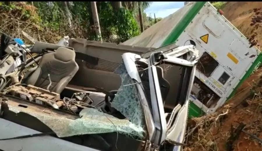 Caminhão tomba e cabine fica totalmente destruída; veja o vídeo
