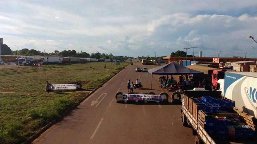 Caminhoneiros em protesto fecham todas as vias de acesso da BR-153 em Colinas