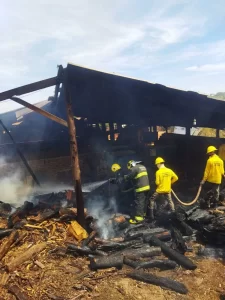 Máquina de solda provoca incÃªndio em fábrica de cerÃ¢mica e deixa toda estrutura destruída; vídeo