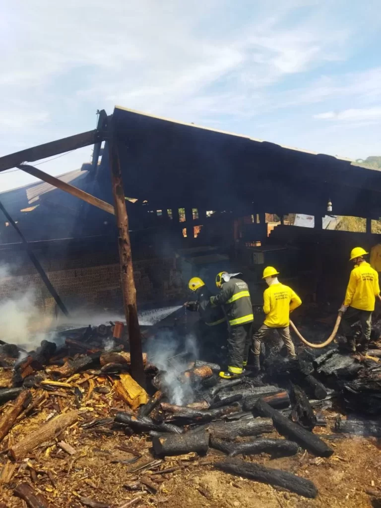 Máquina de solda provoca incÃªndio em fábrica de cerÃ¢mica e deixa toda estrutura destruída; vídeo