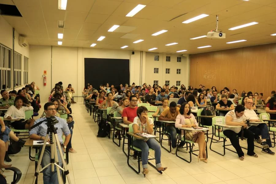 SimpÃÂ³sio de comunicaÃÂ§ÃÂ£o e empreendedorismo lota auditÃÂ³rio da UFT para debater jornalismo na era digital