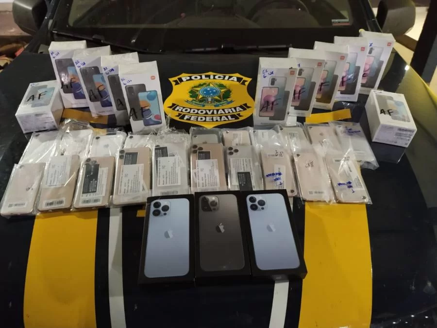 PRF encontra e prende 35 aparelhos celulares em bagageiro de ônibus
