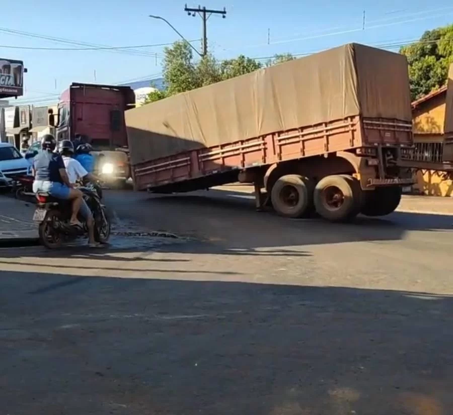 Avenida de Colinas é interditada após carreta se soltar de cavalo mecÃ¢nico
