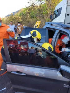 Carro de passeio bate de frente com caminhão e motorista morre no local; vítimas retornavam das férias