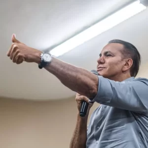 Ataídes Oliveira volta ao jogo e se coloca como terceira via