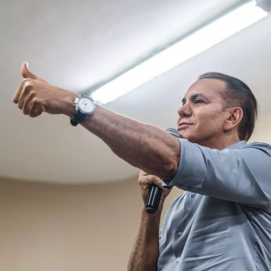 Ataídes Oliveira volta ao jogo e se coloca como terceira via