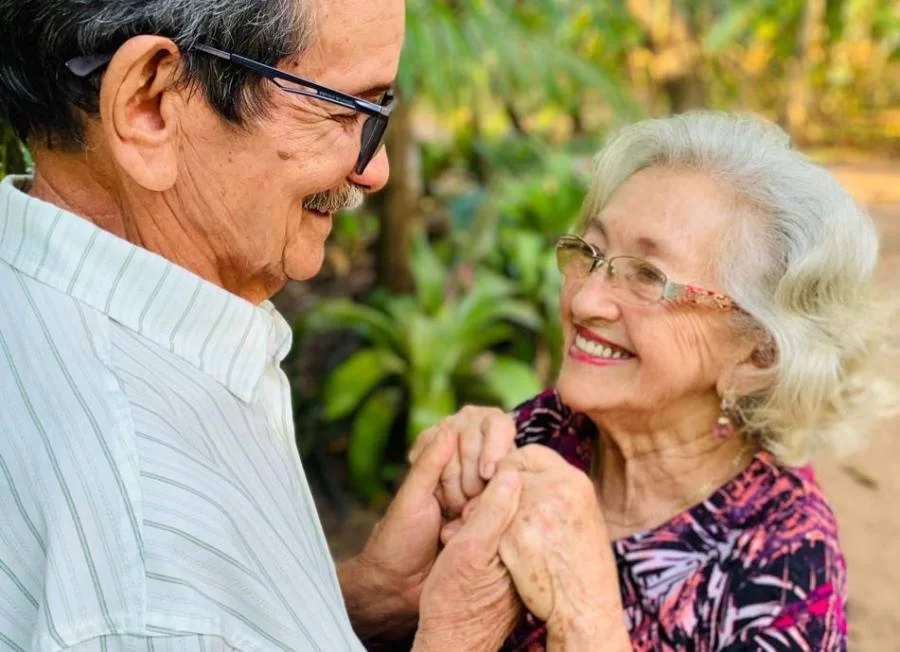 A caminho de convenção, carro dos pais da pré-candidata dep. federal, Valéria Domingues é arremessado ao bater de frente com caminhão