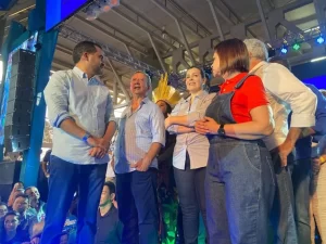 Cinthia Ribeiro surpreende ao subir no palco e declarar apoio a Wanderlei Barbosa; vídeo