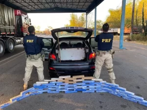 Mais de 60 kg de maconha é apreendido em carro com homem, mulher grávida e bebÃª de colo; vídeo