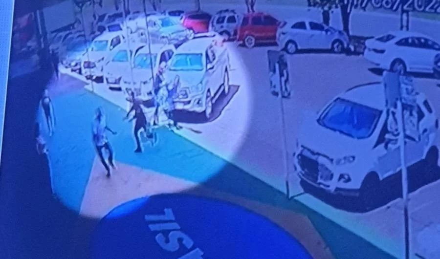 Prefeito de Natividade é agredido ao descer de carro na Avenida JK