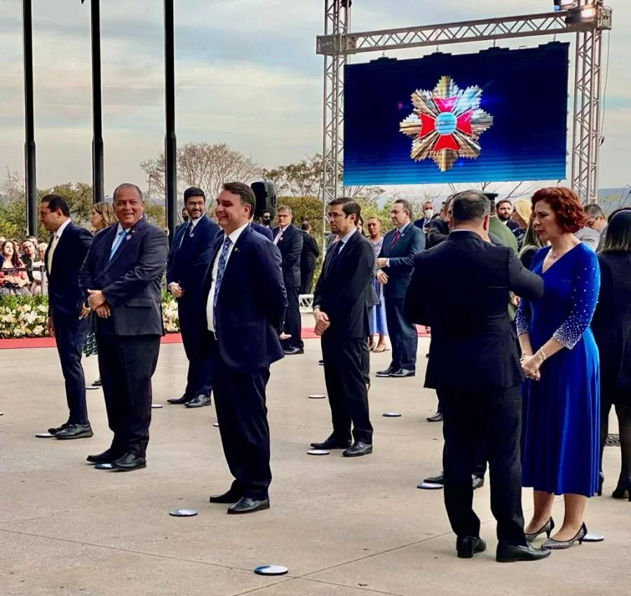 Em Brasília, Eduardo Gomes recebe medalha das mãos do ministro Emmanoel Pereira