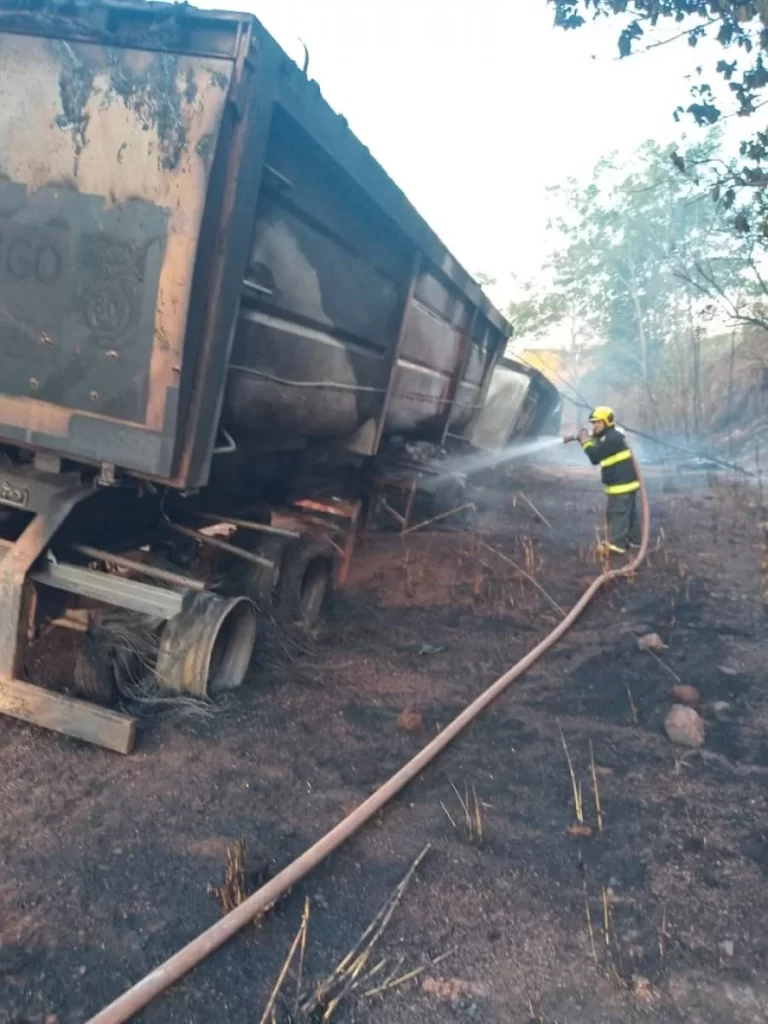Caminhão carregado fica totalmente destruído após pegar fogo na TO-080