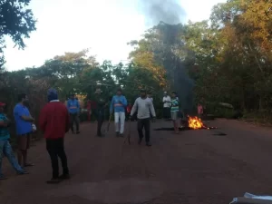 Sem asfalto, moradores de CicilÃ¢ndia fecham trecho e pedem respostas