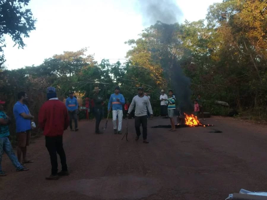 Sem asfalto, moradores de CicilÃ¢ndia fecham trecho e pedem respostas
