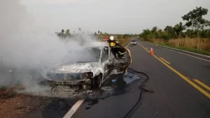 Dois carros pegam fogo no Norte do Estado: Pai retira crianÃÂ§a da cadeirinha minutos antes do fogo