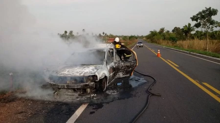 Dois carros pegam fogo no Norte do Estado: Pai retira crianÃÂ§a da cadeirinha minutos antes do fogo