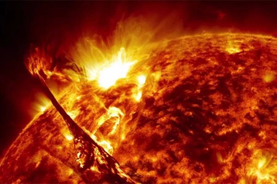 Explosão no Sol pode causar tempestade geomagnética e atingir o planeta terra hoje, 18; confira