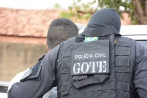 IrmÃÂ£os sÃÂ£o presos suspeitos de assassinar prÃÂ³prio pai com tiro na cabeÃÂ§a
