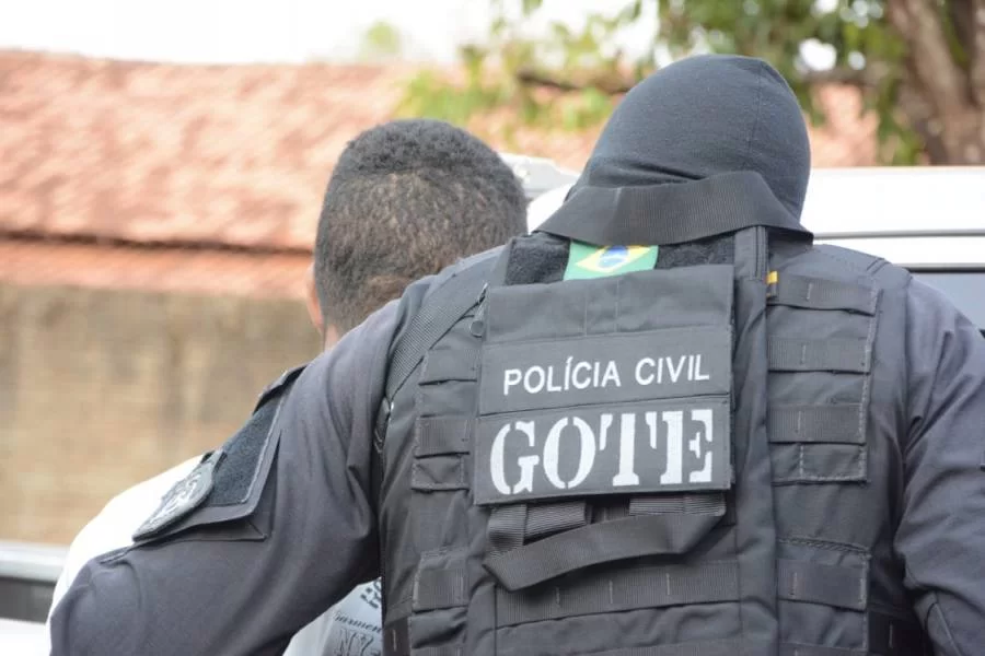 IrmÃÂ£os sÃÂ£o presos suspeitos de assassinar prÃÂ³prio pai com tiro na cabeÃÂ§a