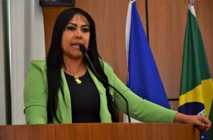 Janad Valcari critica ação da prefeitura de revogar decreto que facilitava emissão de alvarás