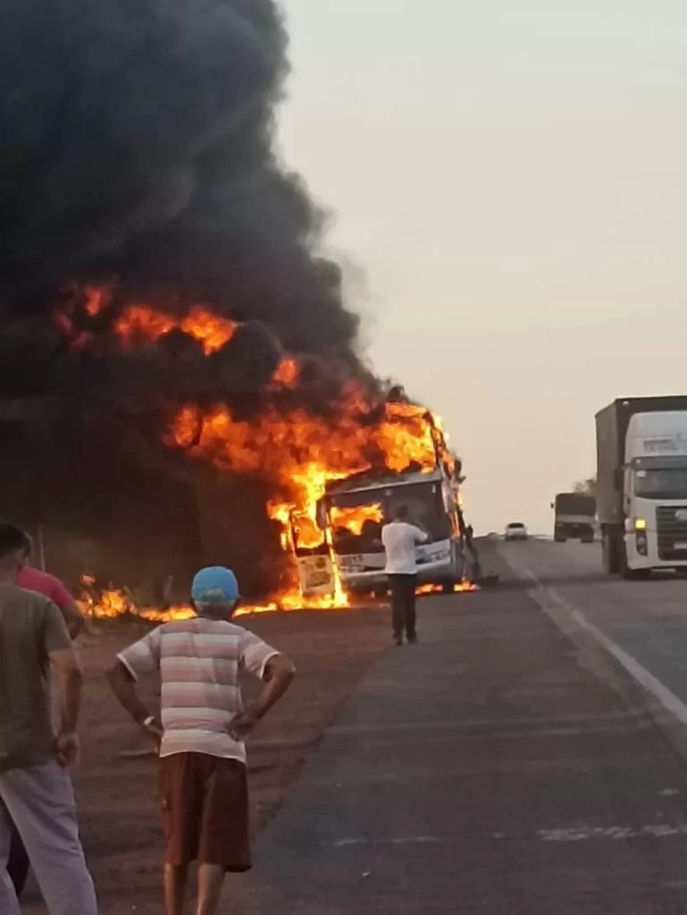 Ãnibus que fazia linha entre Tocantins e Goiás pega fogo próximo a Guaraí; vídeo