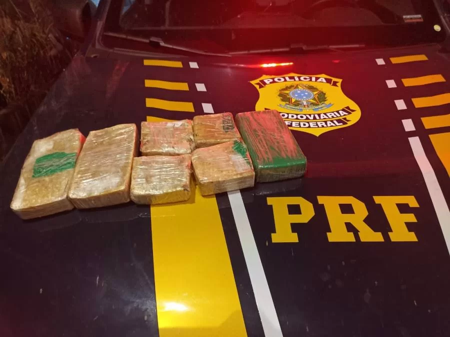 PRF localiza em compartimento de veículo 5kg de cocaína; veja o momento da apreensão
