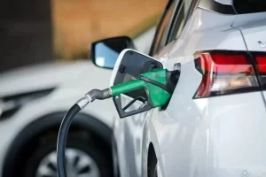 Petrobras anuncia pela quarta vez redução no preço da gasolina na refinaria, R$ 0,25 por litro; confira
