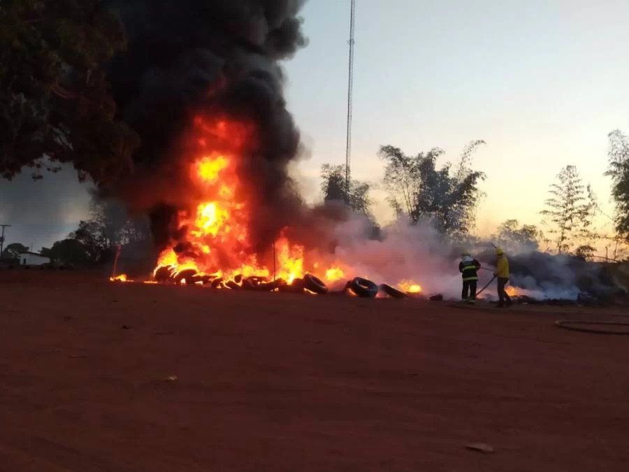 IncÃªndio em pilha de pneus velhos levanta nuvem de fumaça e mobiliza Brigada de IncÃªndio e Defesa Civil; vídeo