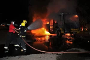 Em menos de uma hora, carro, caminhão e ônibus pegam fogo em Palmas