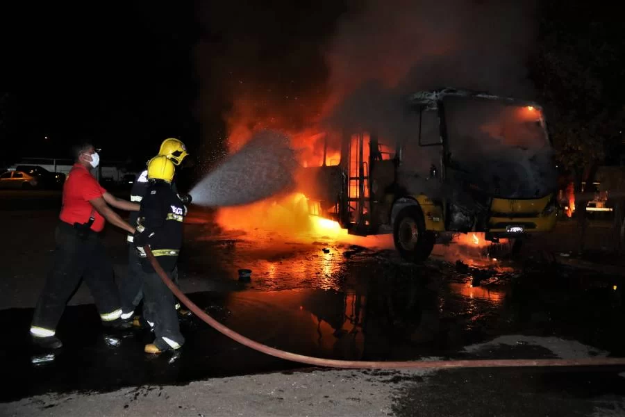Em menos de uma hora, carro, caminhão e ônibus pegam fogo em Palmas