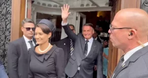 Jair Bolsonaro participa de funeral da rainha Elizabeth II e "improvisa comício"