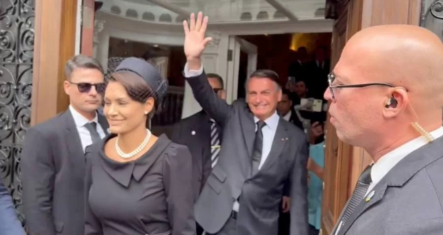 Jair Bolsonaro participa de funeral da rainha Elizabeth II e "improvisa comício"