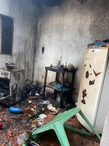 Casa pega fogo e fica destruída após 'brincadeira' de criança com fogo em Gurupi