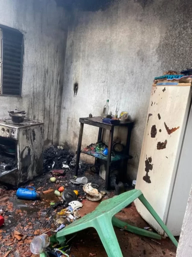 Casa pega fogo e fica destruída após 'brincadeira' de criança com fogo em Gurupi