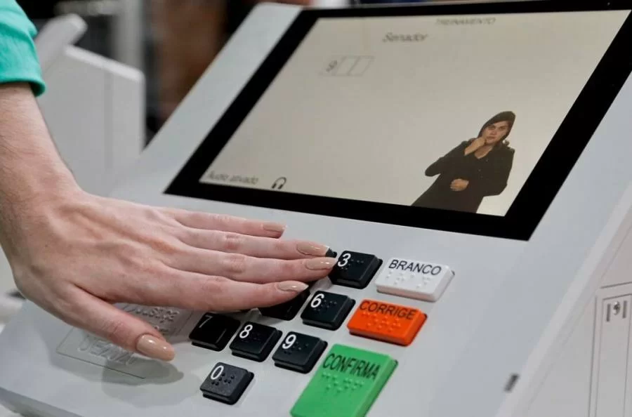 Acessibilidade nas eleições vai permitir sistema braile, sintetizador de voz e interpretação em libras