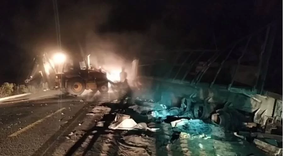 Veículo de passeio desvia de caminhão incendiado e bate de frente com carro; mãe e recém nascida morreram