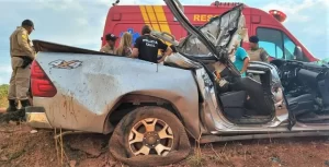 Casal morre após carreta com gado tombar em cima de caminhonete em Divinópolis