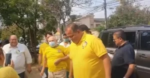 Vestido com a camisa do Brasil e ao lado de Eduardo Gomes, Siqueira Campos vota em Palmas