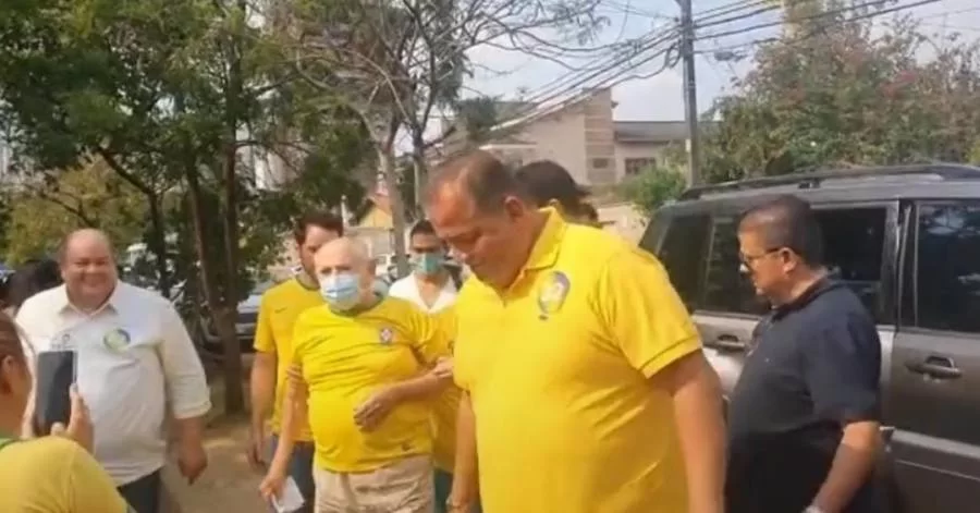 Vestido com a camisa do Brasil e ao lado de Eduardo Gomes, Siqueira Campos vota em Palmas