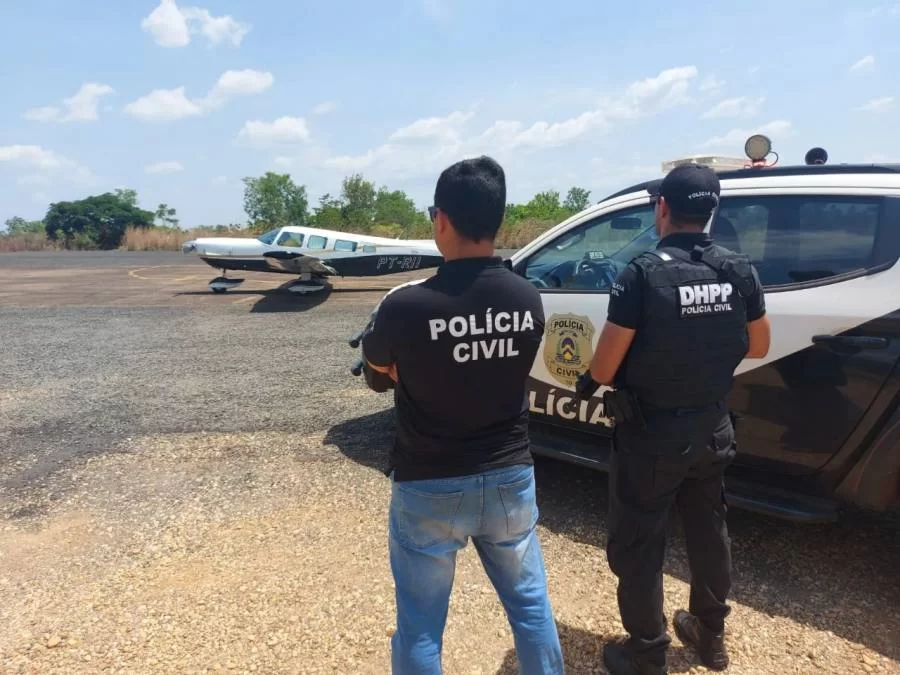 Avião de Olyntho é abordado com candidato a federal Pedro Jr e polícia acha R$ 15 mil com advogado; político emite nota